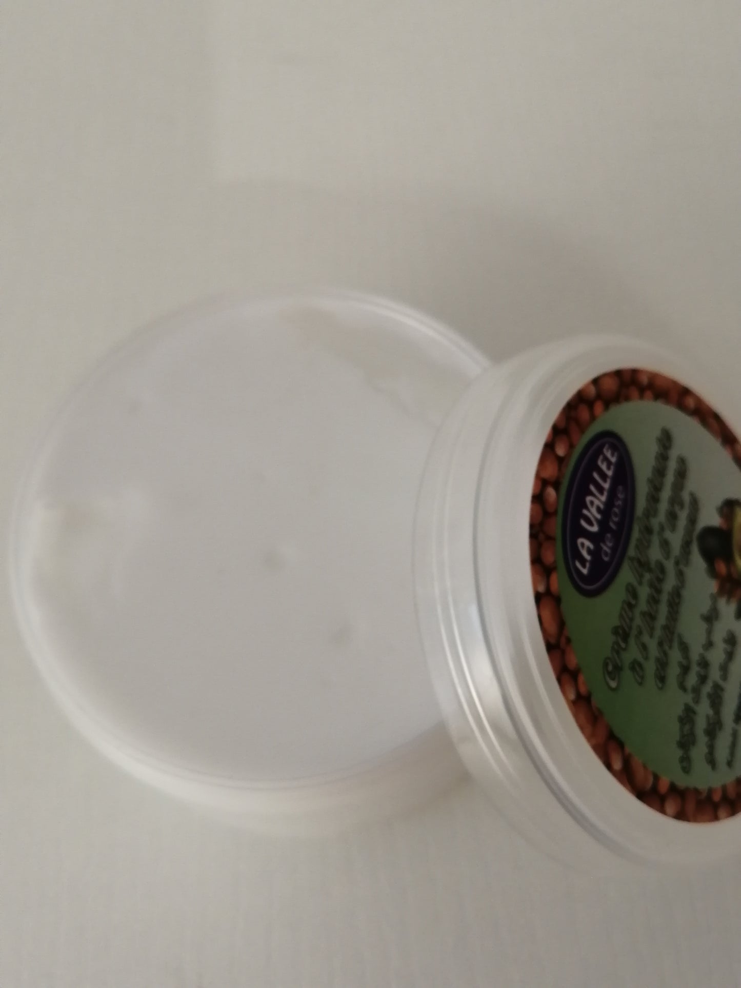 Moisturizing cream with argan oil and avocado oil