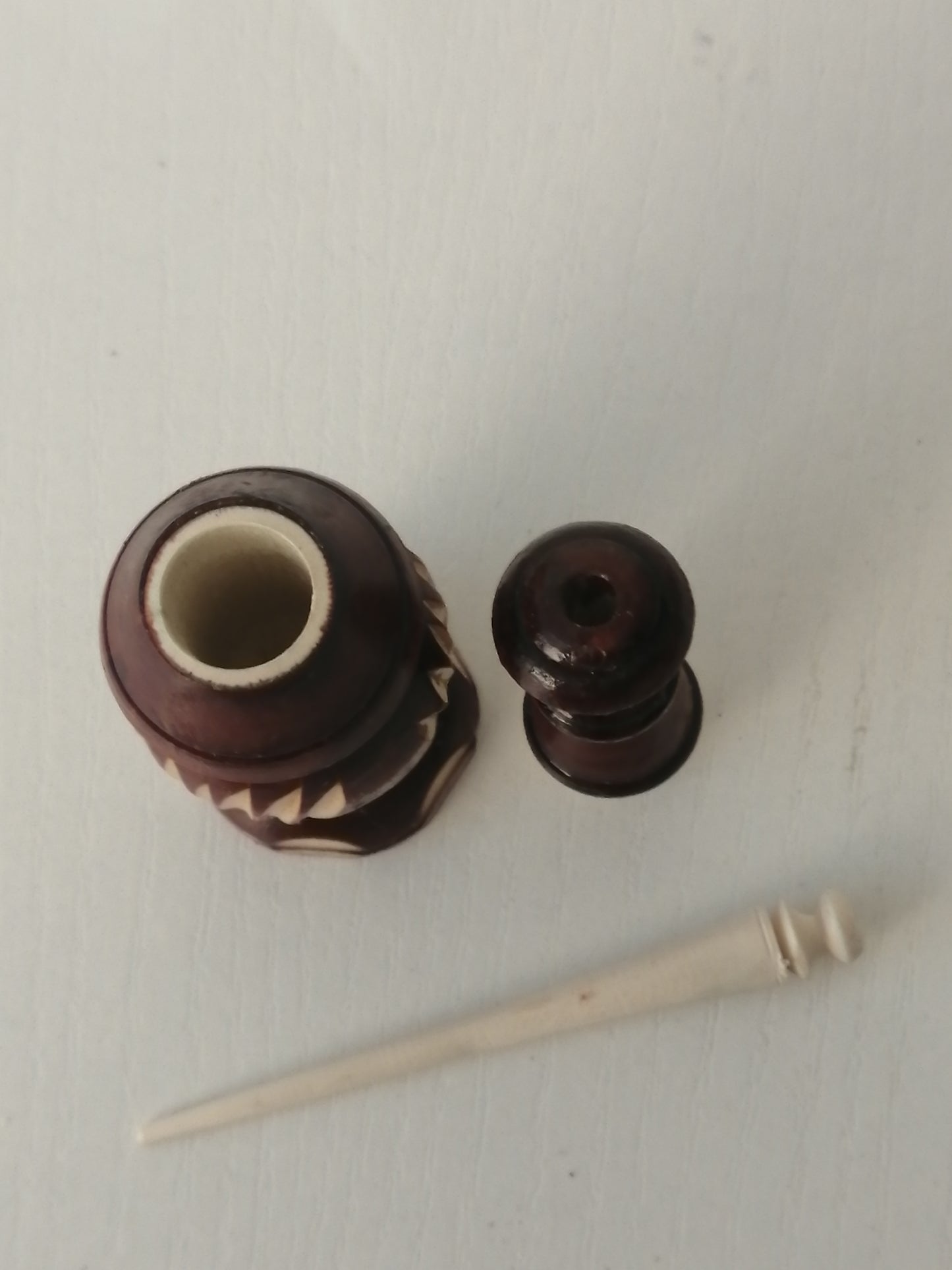 Flacon khôl sculpté marron clair