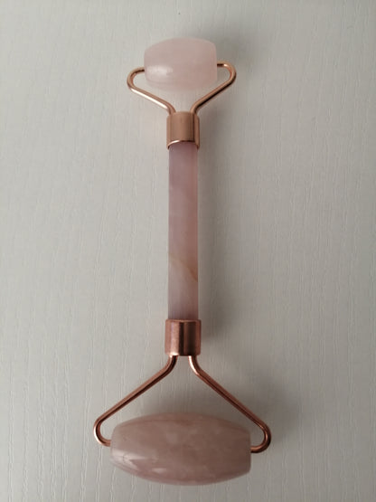 Rouleau de massage visage en quartz rose véritable